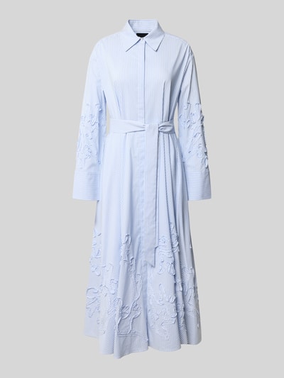 Produktfoto, Hemdblusenkleid mit verdeckter Knopfleiste und Bindegürtel von Marc Cain, blauer Baumwoll-Mix, taillierter Schnitt, Midilänge.