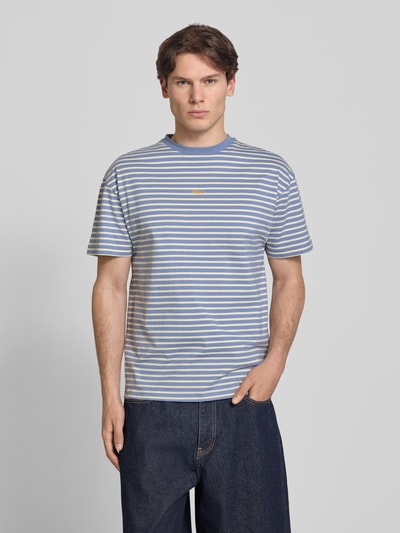 Männermodel trägt T-Shirt mit Label-Stitching und Rundhalsausschnitt von BLKVIS, Reine Baumwolle, Regular-Fit, Allover-Look, Ganzkörperansicht von vorne.