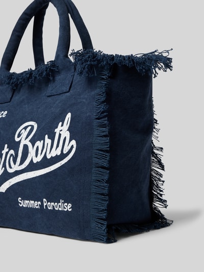 Productfoto, shopper met labelprint en franjes model 'VANITY' van MC2 Saint Barth van puur katoen, hoofdvak met ritssluiting, draagband, breedte 37 cm, lengte 32 cm, diepte 22 cm, bandlengte schouderband 48 cm, donkerblauw met witte print, grove textuur