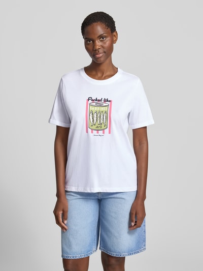 Frauenmodel trägt Regular Fit T-Shirt aus reiner Baumwolle von s.Oliver RED LABEL in Weiß mit Sardinen-Grafik, zu Jeansshorts, Ganzkörperansicht von vorne. Damen T-Shirt.