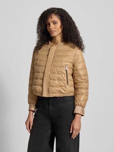 Frauenmodel trägt Daunenjacke mit Eingrifftaschen von Luisa Cerano in Beige, Daunen-Federn-Füllung, Relaxed-Fit, Nahaufnahme Oberkörper.