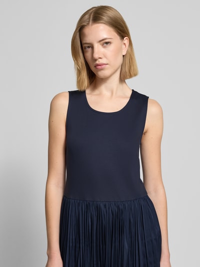 Frauenmodel trägt Midikleid im 2-in-1-Look mit Rundhalsausschnitt von ROBE LÉGÈRE, reine Baumwolle, gerade Form, Falten, Nahaufnahme Oberkörper.