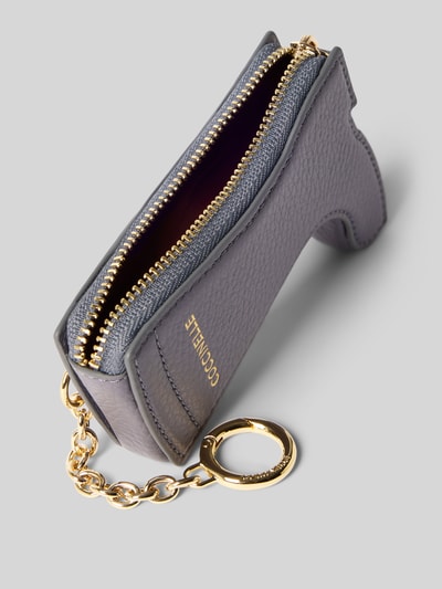 Produktfoto, hanger in laarsvorm model 'COUNTRYSIDE' van Coccinelle met structuurpatroon, labelprint, schakelkettinglook en veerringsluiting in metallic
