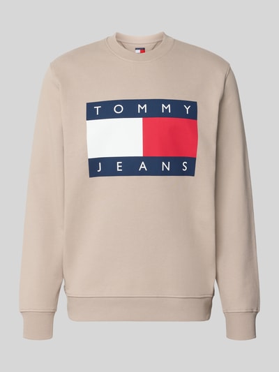 Produktfoto, beżowa bluza Regular Fit Sweatshirt aus reiner Baumwolle von Tommy Jeans, duży nadruk logo, gładka faktura