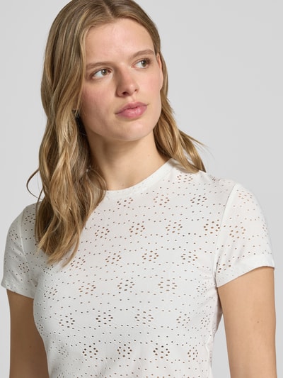 Frauenmodel trägt Relaxed Fit T-Shirt mit Ausbrenner-Effekt Model 'SMILLA' von Only in Weiß, Rundhals, kurzarm, Nahaufnahme Oberkörper.