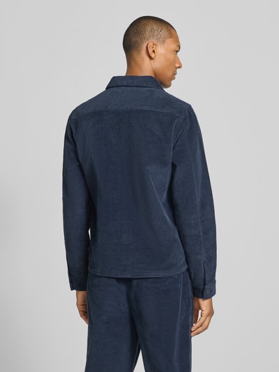Männermodel trägt Hemdjacke mit Eingrifftaschen Modell 'HOLMDRUP' von Casual Friday in Dunkelblau, Baumwoll-Mix, Ganzkörperansicht Rückansicht.
