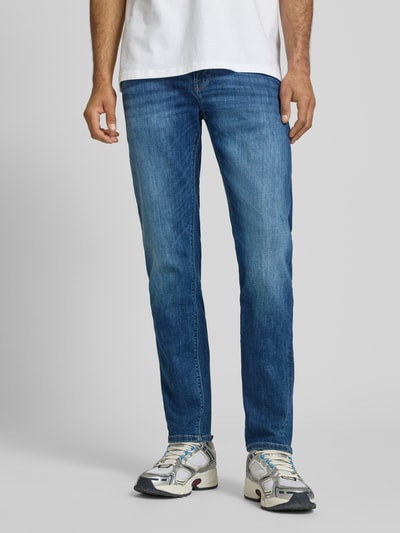 Männermodel trägt Slim Fit Jeans aus Baumwoll-Mix Modell 'Hatch' von Pepe Jeans, Herren Slim Fit Jeans, Nahaufnahme Unterkörper.