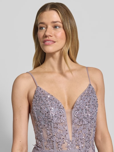 Modelka kobieca nosi Schimmerndes Midikleid mit Stitchings und Pailletten von Laona, liliowy kolor, cekiny, głęboki dekolt, krótki opis: zbliżenie górnej części ciała. A-linia, błyszczący, głęboki dekolt V, przeszycia, cekiny, ramiączka spaghetti, długość pleców w rozmiarze 36: 123 cm, szerokość w rozmiarze 36: 31 cm.