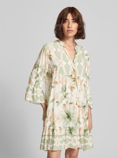 Frauenmodel trägt Minikleid aus Viskose mit Serafino-Kragen Modell 'Ge44rdaa' von ZABAIONE, Loose Fit, florale Muster, Ganzkörperansicht von vorne. Rückenlänge bei Größe S 89 cm, Brustweite 62 cm, Ärmellänge 47 cm, 1/2-Arm, leichte Textur.
