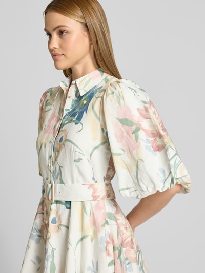 Frauenmodel trägt Midikleid aus Leinen-Mix mit floralem Allover-Print von Ted Baker, halbarm, tailliert, Nahaufnahme Oberkörper.
