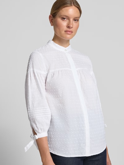 Vrouwenmodel draagt Regular Fit Bluse mit 3/4-Arm und Knotendetails van Christian Berg Woman, puur katoen, all-over look, opstaande kraag, verborgen knoopsluiting, 3/4-mouw met knoopdetail, ruglengte maat 36: 67 cm, mouwlengte maat 36: 34 cm, geheel in beeld vanaf voren