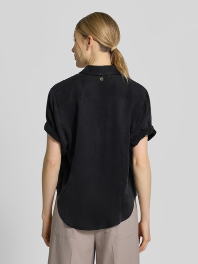 Frauenmodel trägt Loose Fit Bluse mit Hemdblusenkragen Modell 'ENCHANTED' von HUGO, Optik: Unifarben, Passform: Loose Fit, V-Ausschnitt, Verschluss: einreihige Knopfleiste, Ärmelform: Kurzarm mit fixiertem Umschlag, Rumpfabschluss: abgerundet, Ganzkörperansicht Rückansicht.