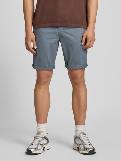 Männermodel trägt Shorts mit Gürtel Modell 'MIKE' von Redefined Rebel in Blau, Regular-Fit, Eingrifftaschen, Ganzkörperansicht von vorne. Bundweite 43 cm, Innenbeinlänge 21 cm, Gesäßtaschen.