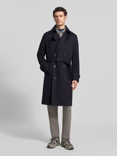 Männermodel trägt Mantel aus Viskose-Mix mit Gürtel von MCNEAL in Dunkelblau, Zweireiher, Regular Fit, Ganzkörperansicht von vorne.