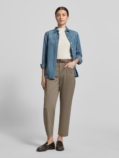 Frauenmodel trägt Straight Fit Hose mit Reißverschluss-Detail Modell 'Bora' von MAC in Beige, Baumwoll-Mix, Eingrifftaschen, Ganzkörperansicht von vorne.