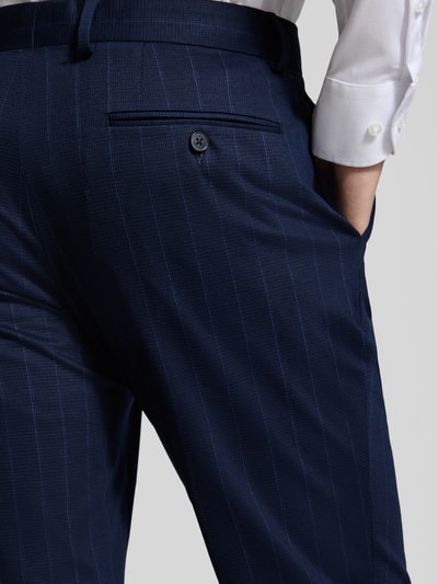 Männermodel trägt Slim Fit Anzug mit zweireihigem Sakko und Hose mit persplooien von Manuel Ritz in viscosemix met stretch, detailaufnahme hinteransicht.