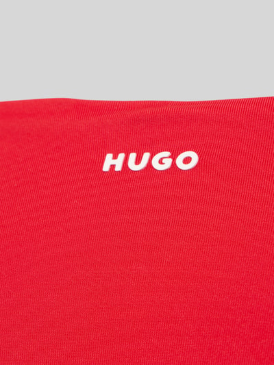Frauenmodel trägt Regular Fit Bikinihose mit Logo-Detail von HUGO, Optik: Unifarben, Passform: Regular-Fit, Logo-Prägung, Nahaufnahme Oberkörper.
