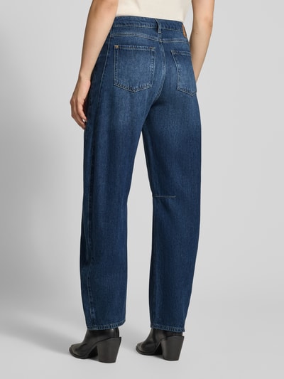 Vrouwenmodel draagt Barrel Jeans aus Baumwoll-Lyocell-Mix Modell 'TIRA' van Raffaello Rossi, donkerblauw, Dames jeans, Ganzkörperansicht Rückansicht.