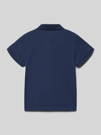 Junge trägt Poloshirt aus Baumwolle von Mango in Dunkelblau mit Polokragen, Gerader-Schnitt, Rückenlänge 42 cm, Ganzkörperansicht Rückansicht.