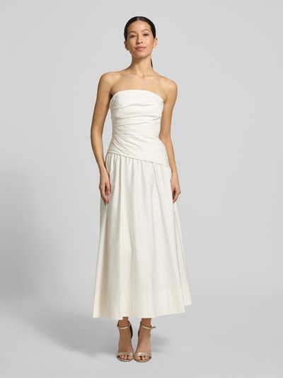 Frauenmodel trägt Cocktailkleid im Off-Shoulder-Look Modell 'Ashton' von Forever New aus Baumwoll-Elasthan-Mix, A-Linie, Midikleid, Farbe Creme, glatte Textur, Ganzkörperansicht von vorne. Rückenlänge bei Größe 36: 25 cm, Brustweite bei Größe 36: 36 cm.