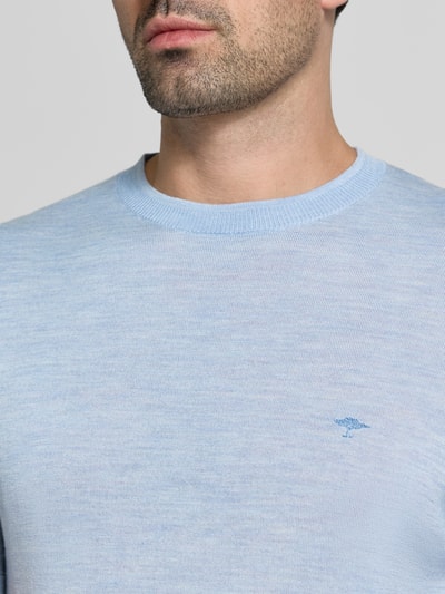 Männermodel trägt T-Shirt mit Rundhalsausschnitt und Label-Stitching von Fynch-Hatton aus Reine Baumwolle im Slim-Fit, Nahaufnahme Oberkörper.