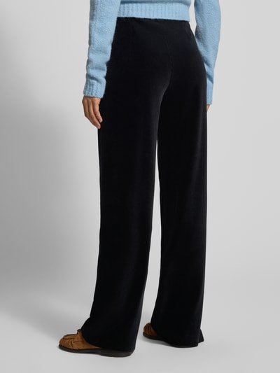 Vrouwenmodel draagt Regular fit corduroy broek uit katoenmix model 'ELAINE' van Raffaello Rossi, Dames corduroy broek, achteraanzicht