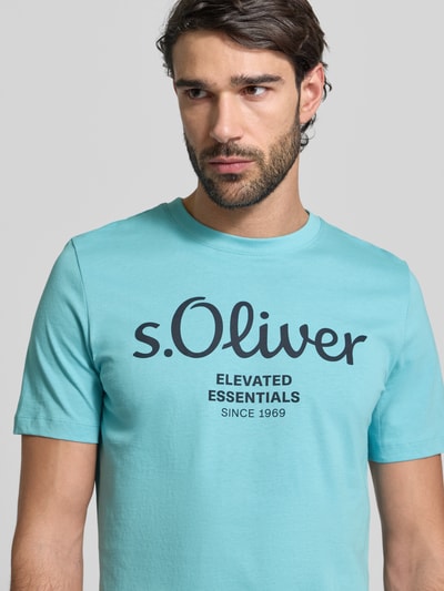 Männermodel trägt Regular Fit T-Shirt aus reiner Baumwolle von s.Oliver RED LABEL in Uni-Optik, Jersey, Rundhals, Nahaufnahme Oberkörper.
