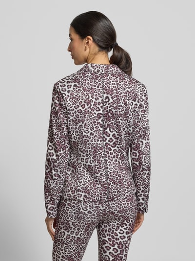 Frauenmodel trägt Slim Fit Blazer mit Allover-Animal-Print von Marc Cain in Braun-Weiß, Doppelknopfleiste, Ganzkörperansicht Rückansicht.