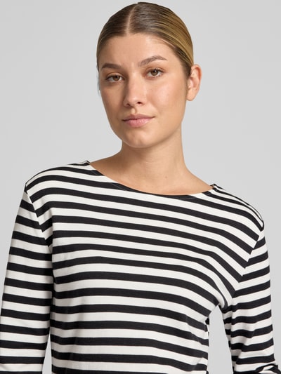 Kobiece model prezentuje Longsleeve im Allover-Look mit 3/4-Arm von Oui z bawełny, wzór na całej powierzchni, okrągły dekolt, krój regular fit, długość tyłu w rozmiarze 36: 62 cm, zbliżenie na górną część ciała.