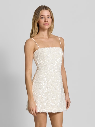Vrouwenmodel draagt Cocktailkleid met Paillettenbesatz Modell 'Kirby' van Forever New, getailleerde fit, minijurk, spaghettibandjes, haak- en ritssluiting achter, wit met glanzende textuur, voorkant volledig zichtbaar, Ganzkörperansicht van voren.