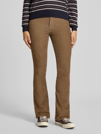 Frauenmodel trägt Fit and Flare Cordhose aus Baumwoll-Mix Modell 'MARY' von ONLY in Braun, leicht strukturierte Oberfläche, Nahaufnahme Oberkörper, Damen Cordhose von ONLY.