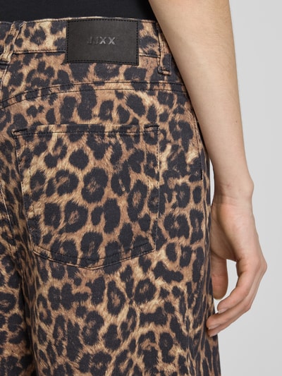 Frauenmodel trägt Shorts im 5-Pocket-Design Modell 'SARAH KYOTO' von JJXX, Baumwoll-Mix mit Stretch-Anteil, Baggy Fit, Detailaufnahme Rückansicht.