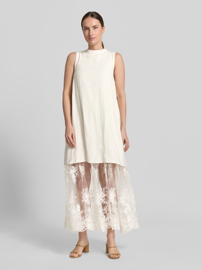Modelka kobieca nosi Relaxed Fit Maxikleid aus Viskose-Mix Modell 'Tenley' od Copenhagen Muse, kremowe tkaniny o gładkiej fakturze, półprzezroczysta, koronkowa dolna część, bez rękawów, stójka, długość pleców w rozmiarze S: 133 cm, szerokość w rozmiarze S: 47 cm, widok całej sylwetki z przodu.