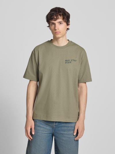 Männermodel trägt Relaxed Fit T-Shirt aus reiner Baumwolle von Marc O'Polo Denim in Optik: Unifarben, Regular-Fit, Label-Print, Rundhals, Kurzarm, Ganzkörperansicht von vorne.