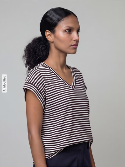 Frauenmodel trägt T-Shirt mit V-Ausschnitt von zero, Blockstreifen in Braun und Weiß, Baumwoll-Mix mit Stretch, Regular Fit, Nahaufnahme Oberkörper.