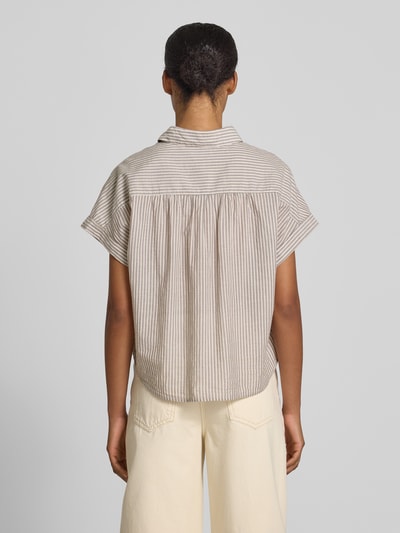 Männermodel trägt Boxy Fit Hemdbluse aus reiner Baumwolle von Marc O'Polo, efekt: wzór w paski, pudełkowy krój, kołnierzyk koszulowy, marszczenie na plecach, krótki rękaw ze stałym brzegiem, kieszenie na piersi, materiał: bawełna; Ganzkörperansicht Rückansicht