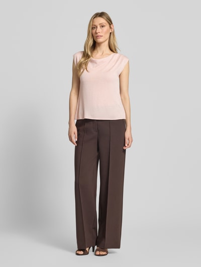 Frauenmodel trägt Relaxed Fit T-Shirt aus Viskose-Mix von s.Oliver BLACK LABEL, unifarben, Wasserfallausschnitt, Strickoptik, Ganzkörperansicht von vorne.