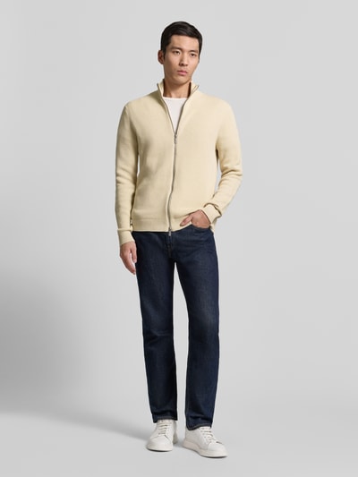 Männermodel trägt Regular Fit Strickjacke aus reiner Baumwolle Modell 'DAME' von Selected Homme, Optik: Unifarben, Ganzkörperansicht von vorne.