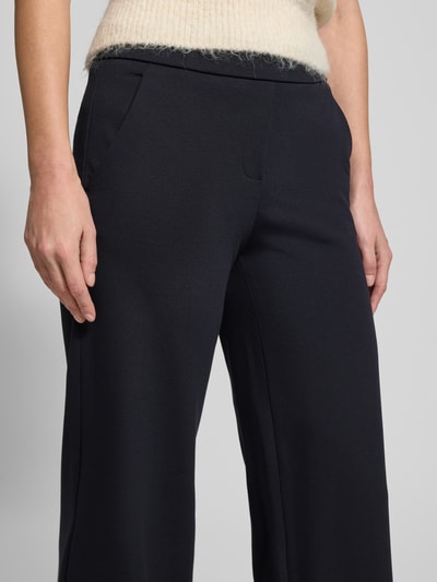 Frauenmodel trägt Stoffhose mit französischen Eingrifftaschen Modell 'NALEY' von SEDUCTIVE, Viskose-Mix, lockerer Schnitt, Nahaufnahme Oberkörper.