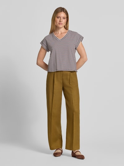 Frauenmodel trägt T-Shirt mit V-Ausschnitt von zero im Blockstreifen-Design, Baumwoll-Mix mit Stretch, Regular Fit, Ganzkörperansicht von vorne.