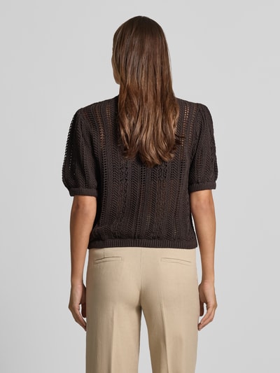 Frauenmodel trägt Strickshirt mit Rundhalsausschnitt und Wellensaum von Jake*s Casual, dunkelbraun, Baumwoll-Mix, Regular Fit, Ganzkörperansicht Rückansicht.