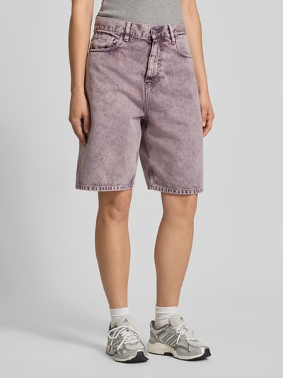 Frauenmodel trägt Straight Fit Jeansshorts im 5-Pocket-Design von Carhartt Work In Progress in Lila, Reine Baumwolle, Ganzkörperansicht von vorne.