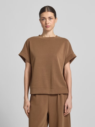 Frauenmodel trägt Sweatshirt aus Modal-Mix mit Rundhalsausschnitt von Rich & Royal in Braun, Relaxed Fit, Kappärmel, Ganzkörperansicht von vorne.