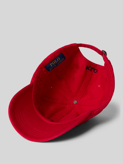 Productfoto, Basecap uit pure katoen van Polo Ralph Lauren in effen rood met logo-detail, geborduurde luchtgaatjes, verstevigd klepje, verstelbare sluiting, context: dames Basecap, detailopname binnenkant.