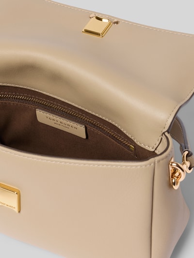 Produktfoto, Shoulder Bag mit Logo-Detail von Tory Burch in Beige mit goldfarbenen Details, Überschlag, Hauptfach, Innenfach mit Reißverschluss, Magnetverschluss, Maße 24x12x8 cm
