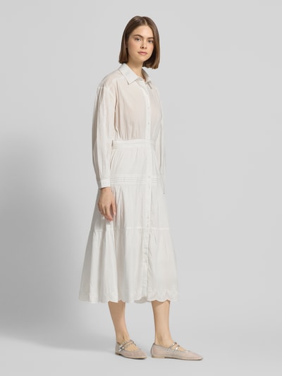 Vrouwenmodel draagt Midi-Freizeitkleid aus reiner Baumwolle Modell 'CELESTE' van Pepe Jeans, uni wit, figuurvolgend, midi-lengte, hooggesloten, broderie details, lange ballonmouw met manchet, geschulpte zoom, puur katoen, full-body voorkant.