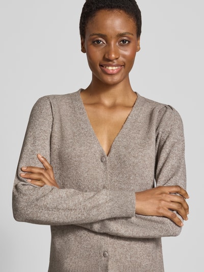 Vrouwenmodel draagt Regular fit gebreid jack met v-hals model 'DOFFY' van VERO MODA, Dames, Nahaufnahme bovenlichaam.