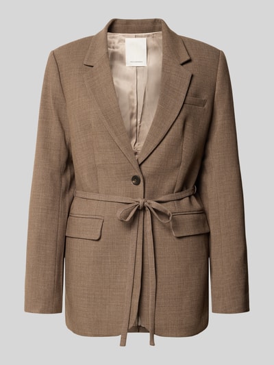 Produktfoto, Blazer met viscose-aandeel model 'Darina' van MSCH Copenhagen, getailleerde fit, reverskraag, knoopsluiting, ceintuur, klepzakken, ruglengte 72 cm, borstwijdte 48 cm, mouwlengte 63 cm, bruin met gladde textuur
