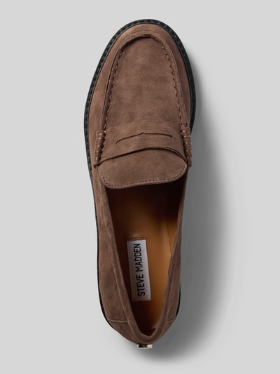 Productfoto, Loafer met Schachtbrug model 'Adison' van Steve Madden in bruin suède, afgerond model, gladde zool, siernaad, hakhoogte maat 40 3 cm, schachthoogte 6 cm, schachtbreedte 12 cm