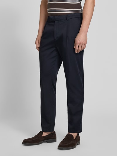 Męski model nosi Anzughose mit Biesen und französischen Eingrifftaschen von CINQUE, bawełna z domieszką stretchu, krój straight fit, granatowy kolor, skośne i tylne kieszenie, szerokość w rozmiarze 50: 48 cm, długość nogawki: 76 cm, widok całej sylwetki z przodu.
